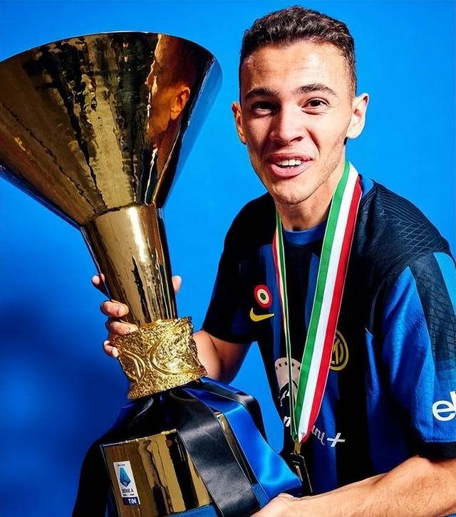 包含沙尔克助教提拔为主帅，球队迎来新气象的词条