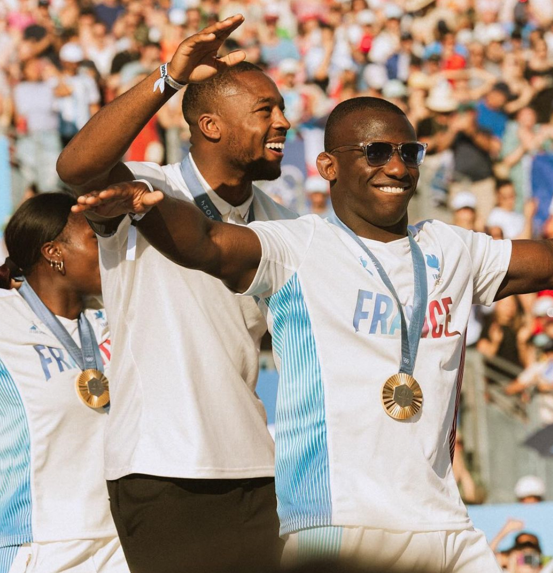 体育明星们在场上展现出色表现，创造奇迹