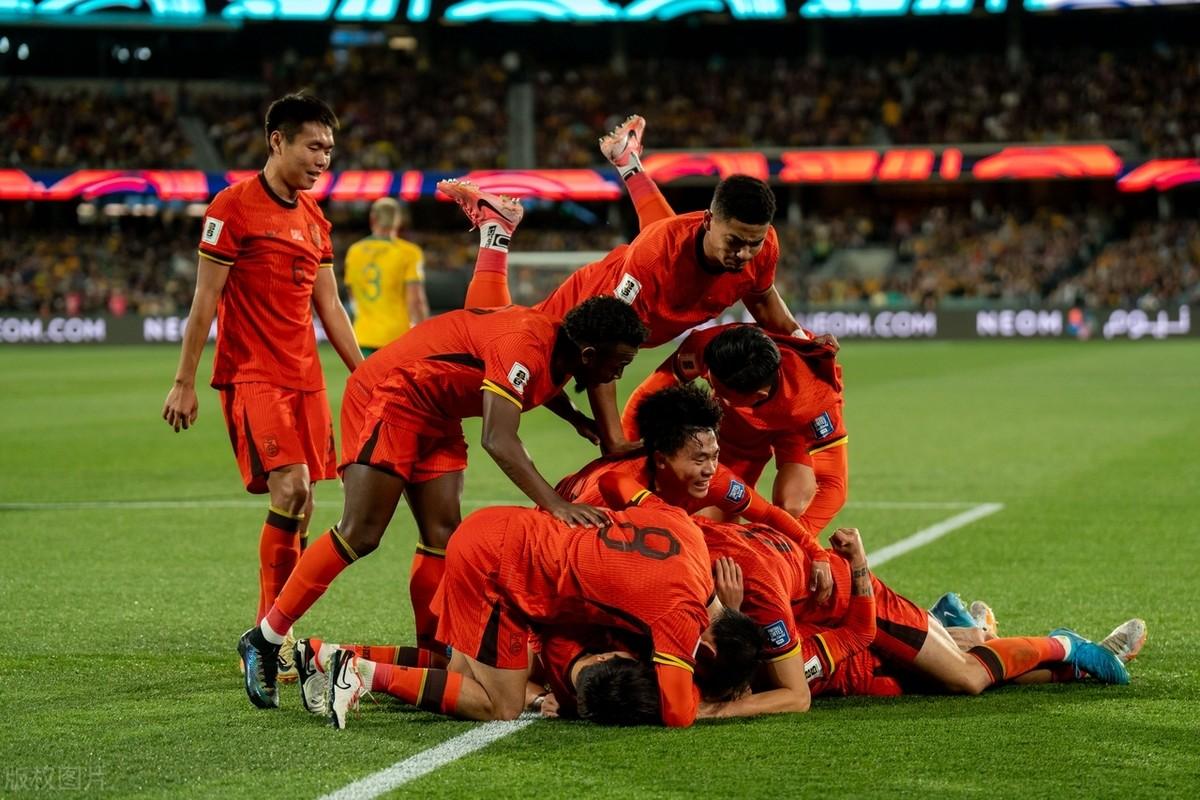 国内足球职业联赛展开,球场激战一触即发的简单介绍 国内足球职业联赛展开,球场激战一触即发的简单介绍