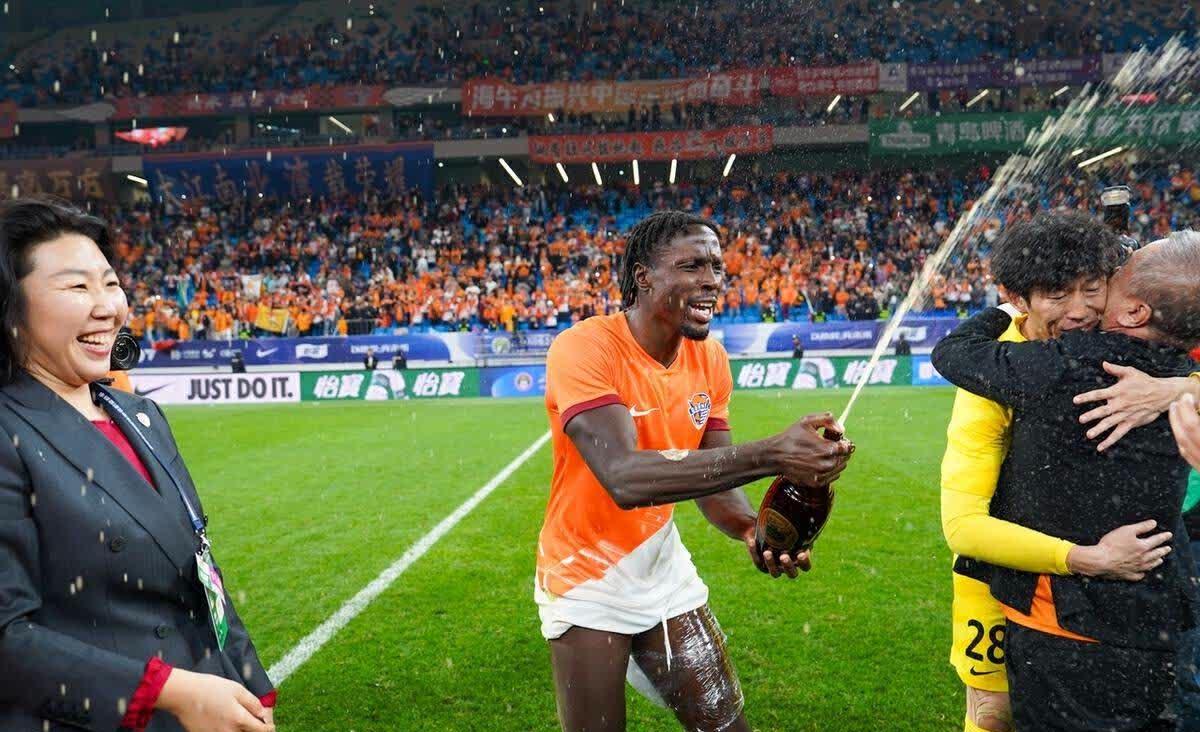 包含火爆角逐，胜负悬念引发球迷热议的词条