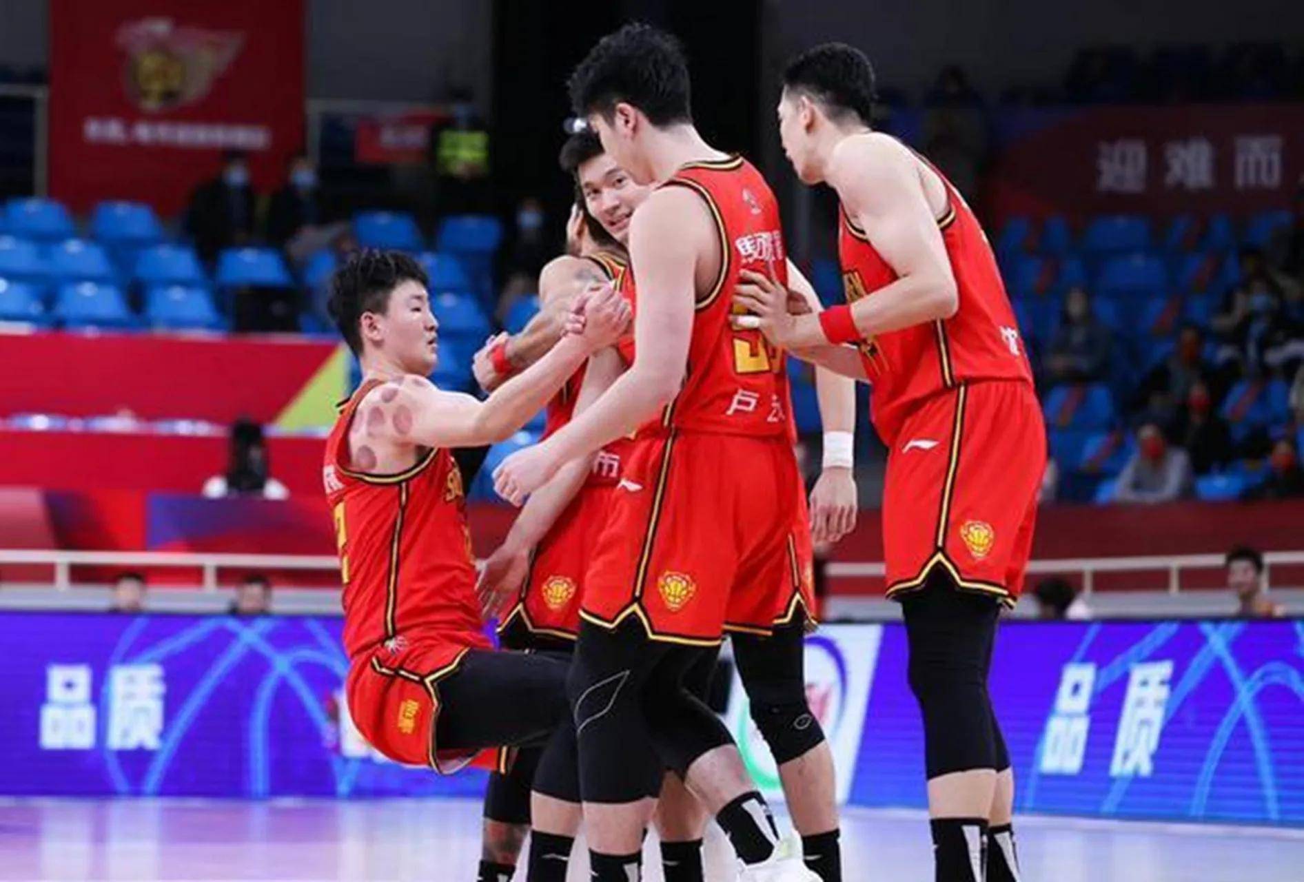 强队对决，篮球场上悬念重重