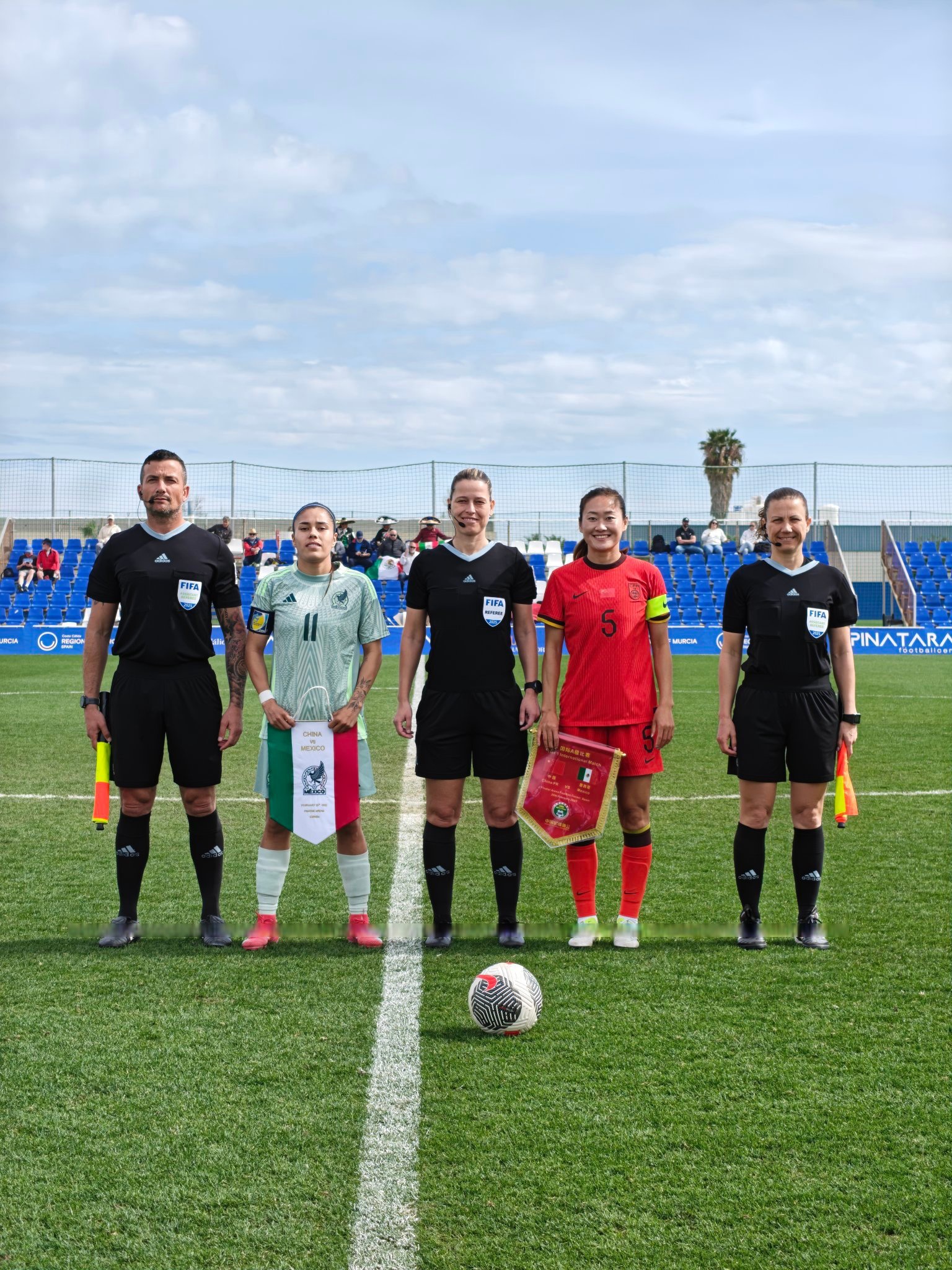 包含巴拿马女足集训备战中北美洲杯赛，志在夺得冠军的词条