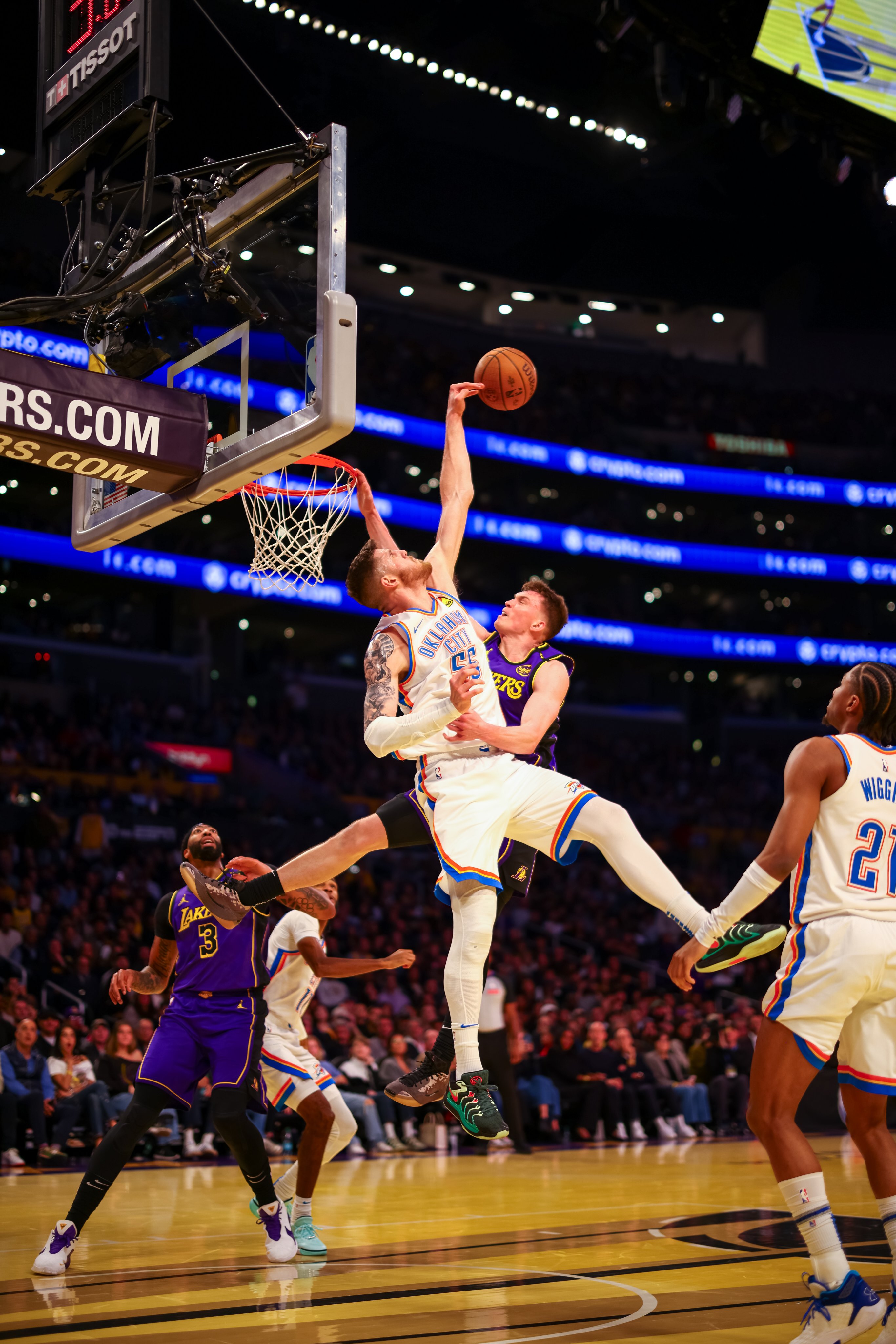 包含争夺篮球胜利，球员全力以赴比赛的词条