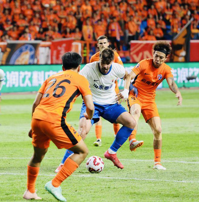 包含欧预赛比赛场上情绪高涨，球员拼尽全力的词条