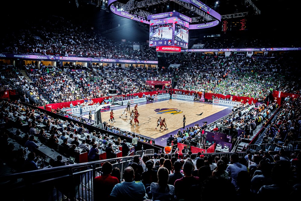 欧洲队伍在全球篮球赛中喜获胜利