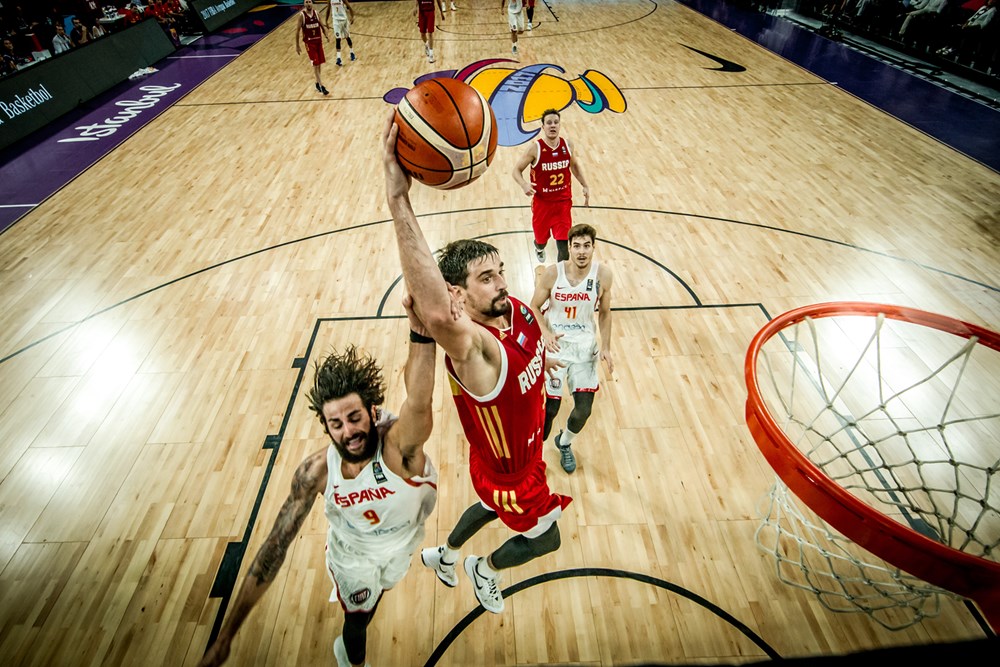 欧洲队伍在全球篮球赛中喜获胜利