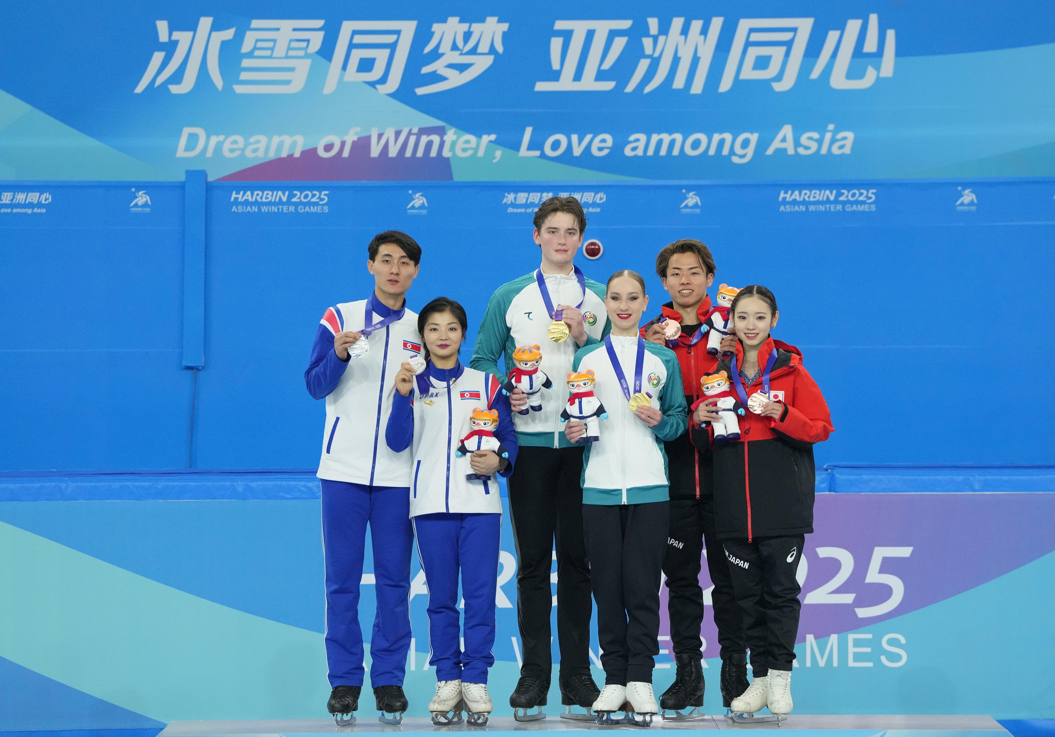 俄罗斯选手飞驰冰面，勇夺花样滑冰金牌