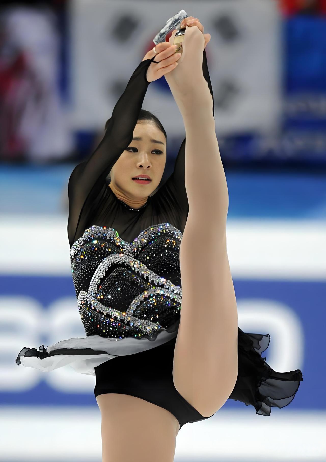 俄罗斯选手飞驰冰面，勇夺花样滑冰金牌