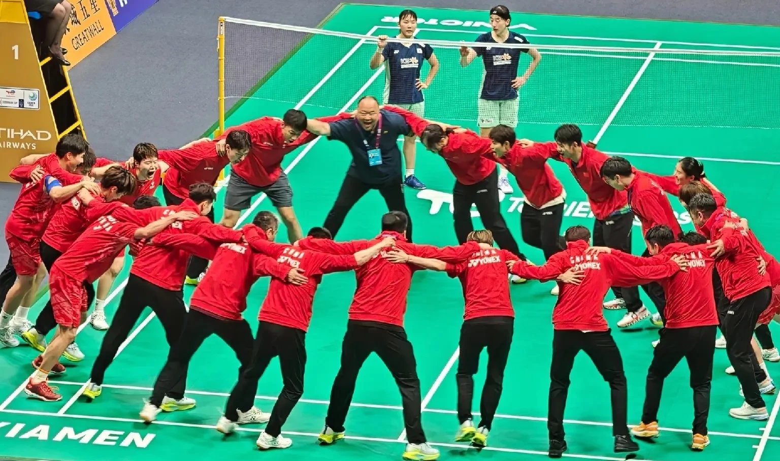 队员们在场上斗志昂扬，拼尽全力向胜利进发