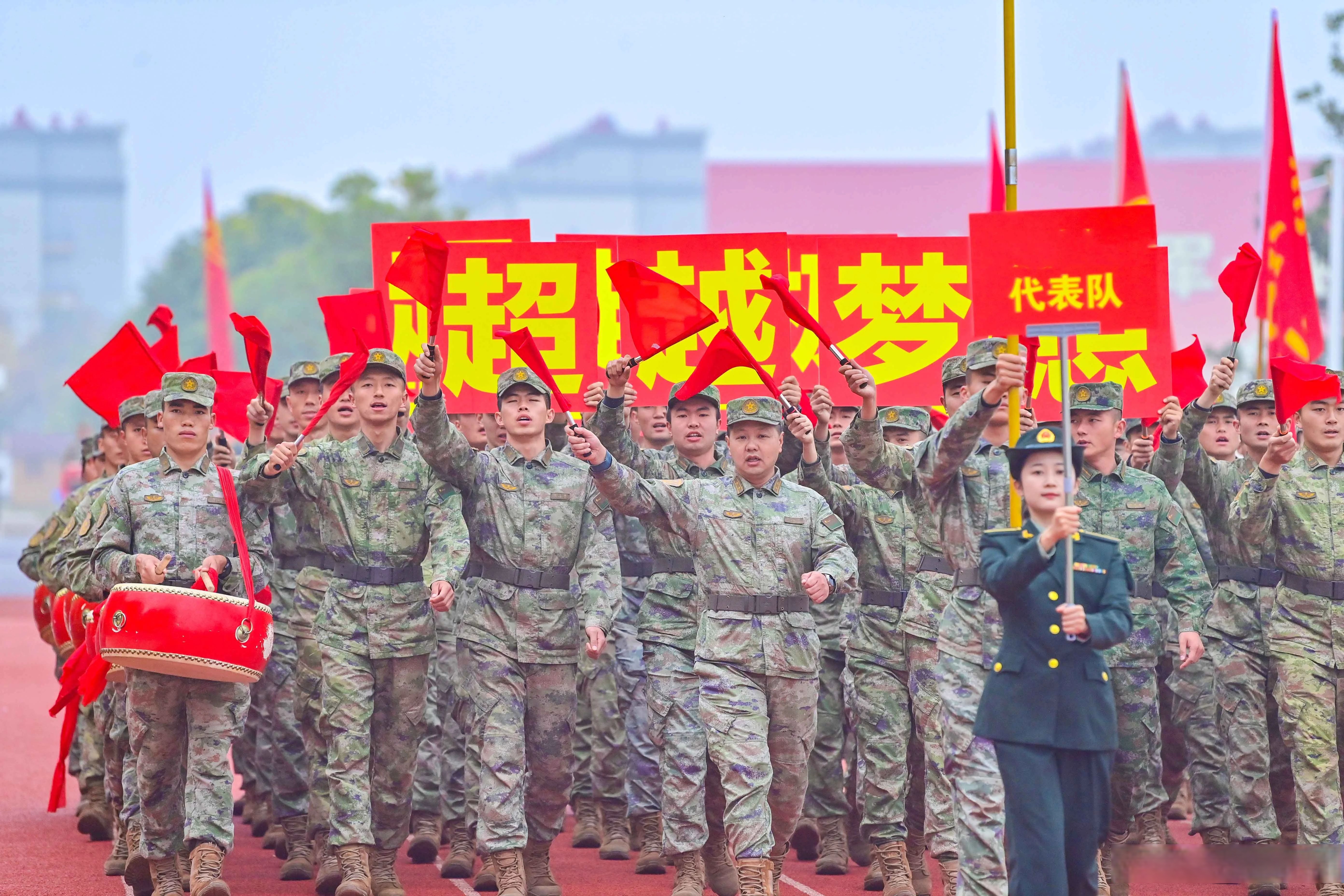 队员们在场上斗志昂扬，拼尽全力向胜利进发