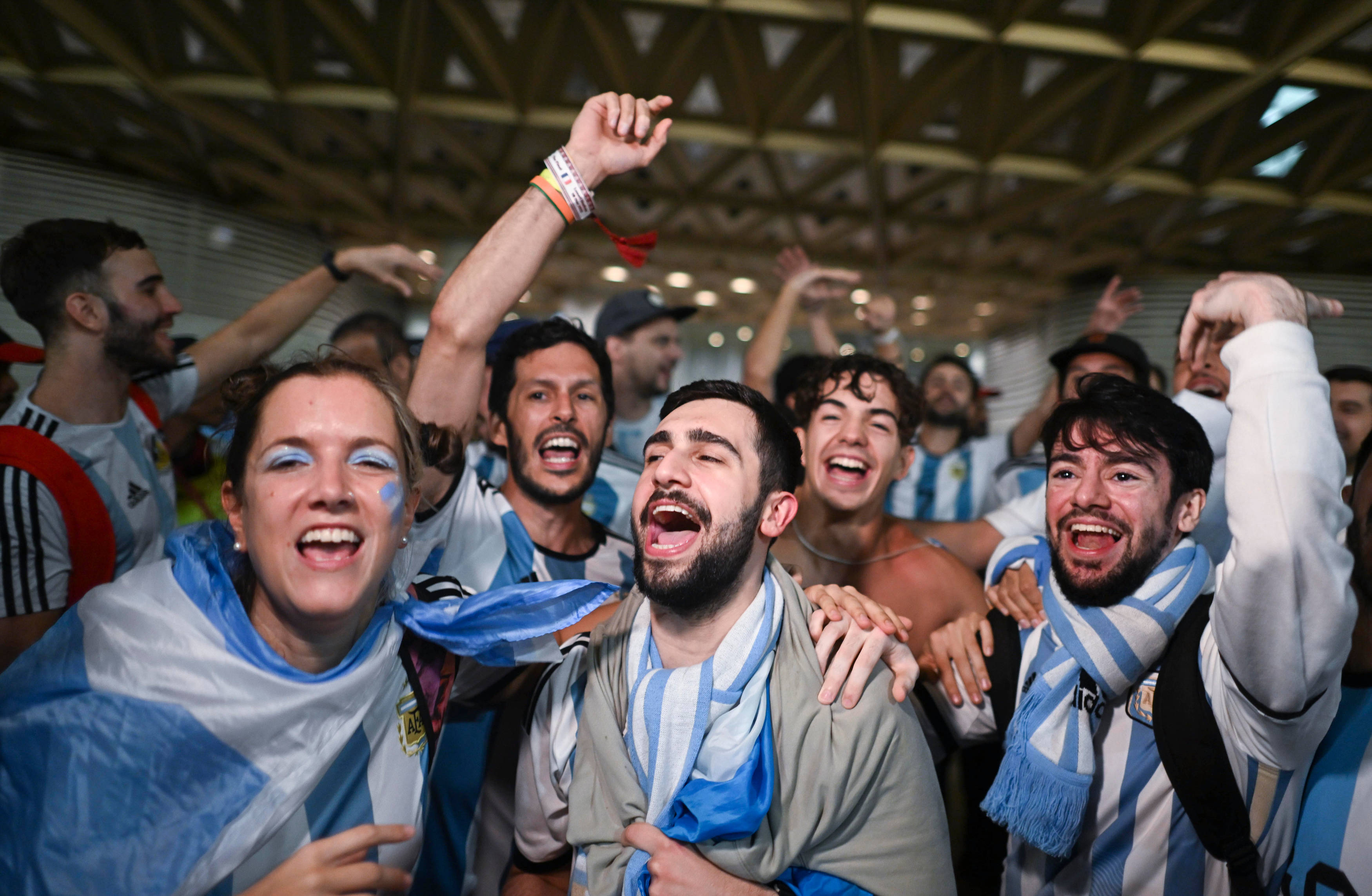 关于国际比赛精彩绝伦，球迷热情高涨的信息