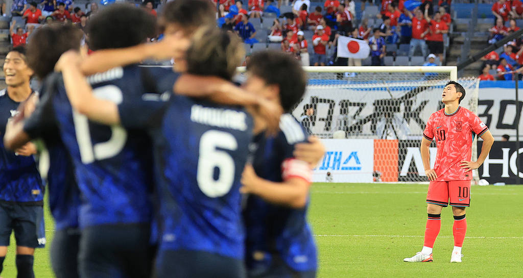 包含日本足球队遭遇出局，卫冕计划告吹的词条