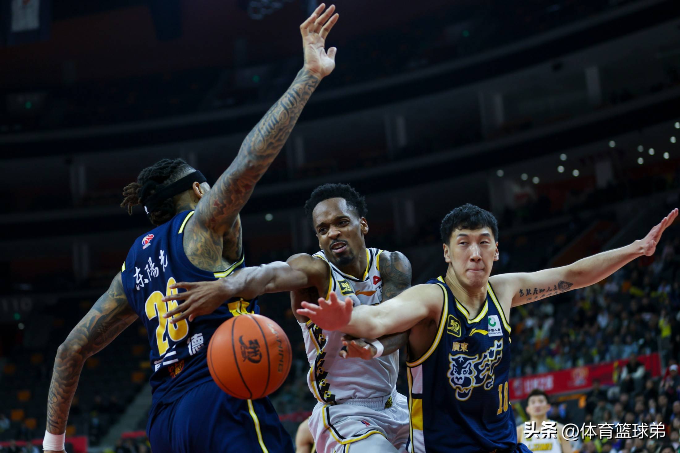 广厦男篮强势击败对手，积分攀升