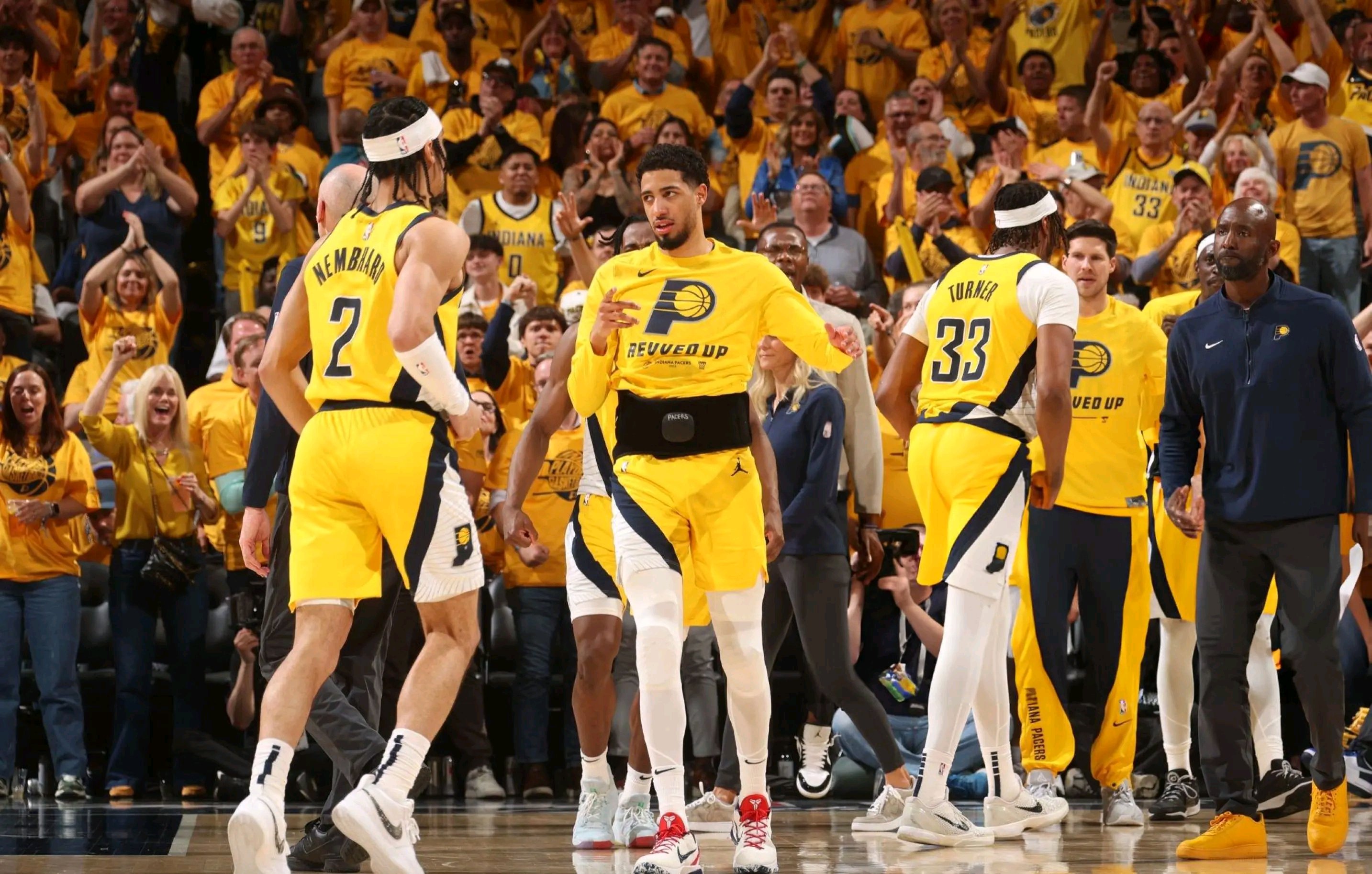 篮球项目大战开战，法国队惊险逆转晋级