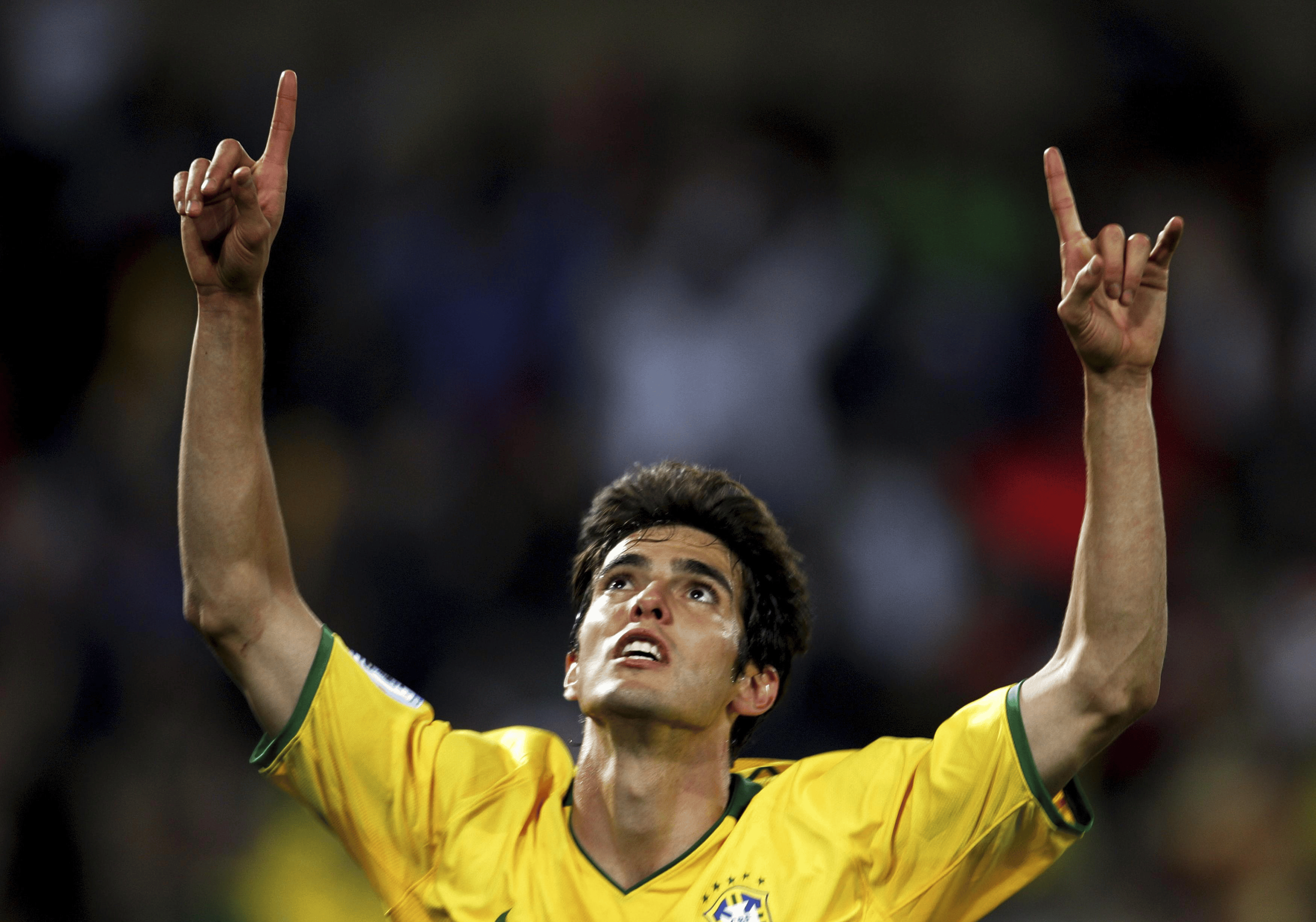 关于国际足球赛事吸引眼球，球员展现实力的信息