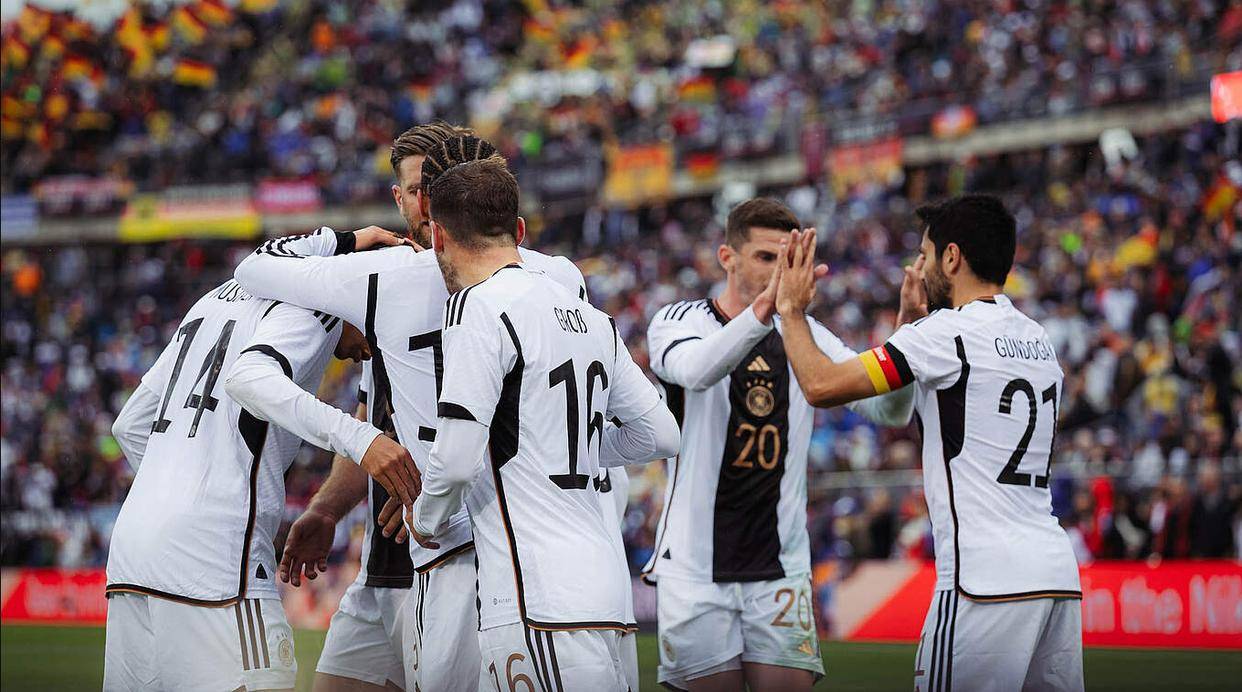 欧预赛绝杀瞬间回放，球员欢庆场面震撼人心的简单介绍