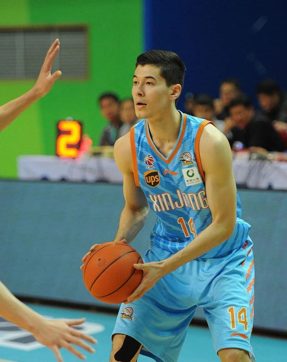 CBA季后赛战火升级,球队实力角逐 CBA季后赛战火升级,球队实力角逐