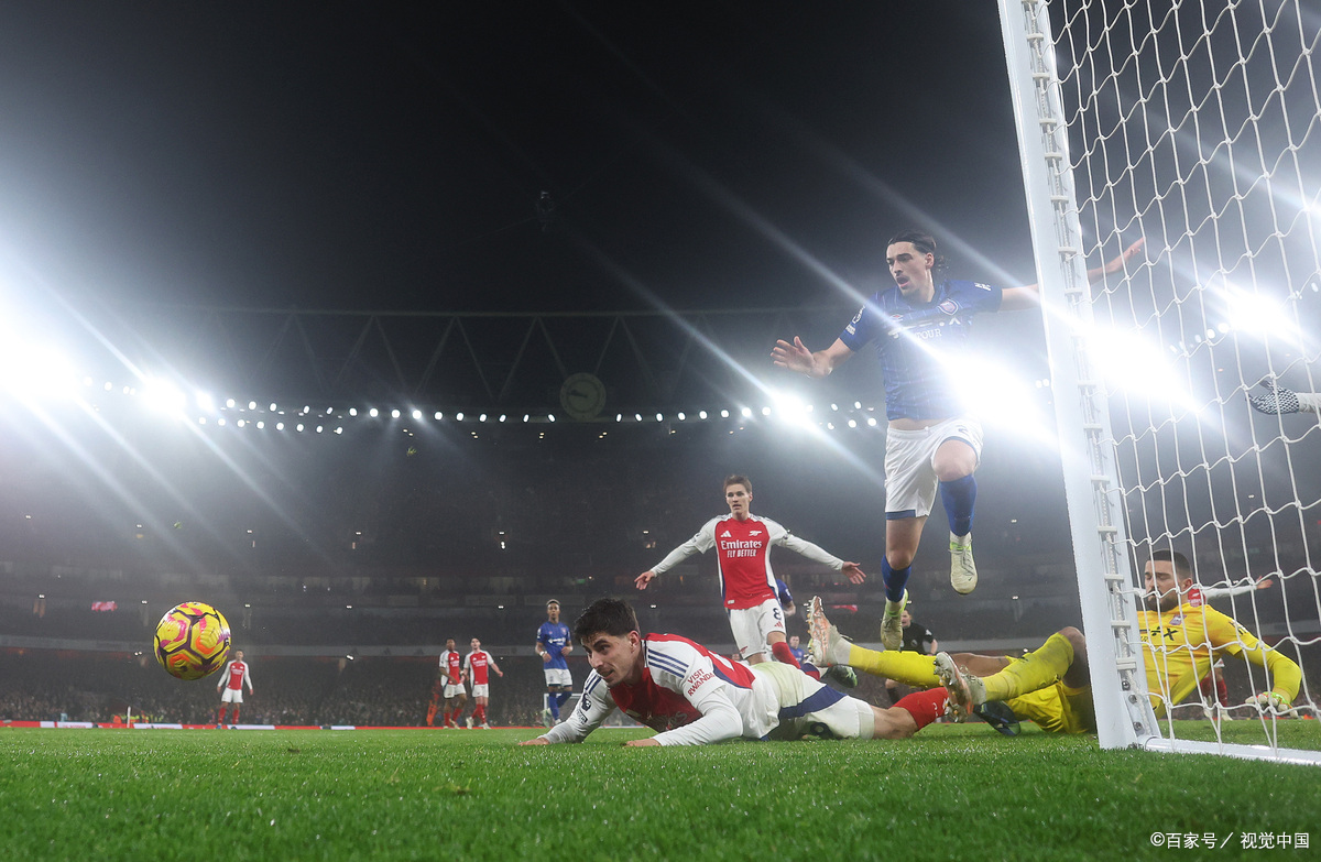 包含精彩足球对决，球员们拼尽全力追逐荣誉的词条