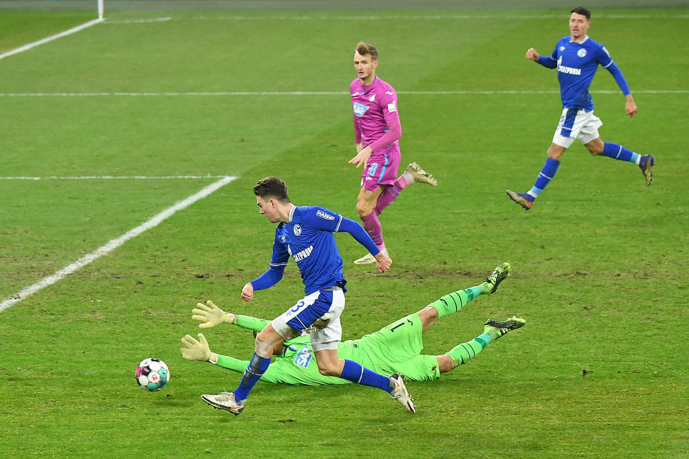 包含沙尔克04前场连续射门得分，进攻效果惊人的词条