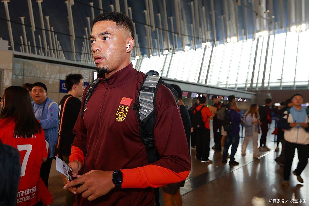 足球赛场上的风云变幻,引发球迷热议的简单介绍 足球赛场上的风云变幻,引发球迷热议的简单介绍