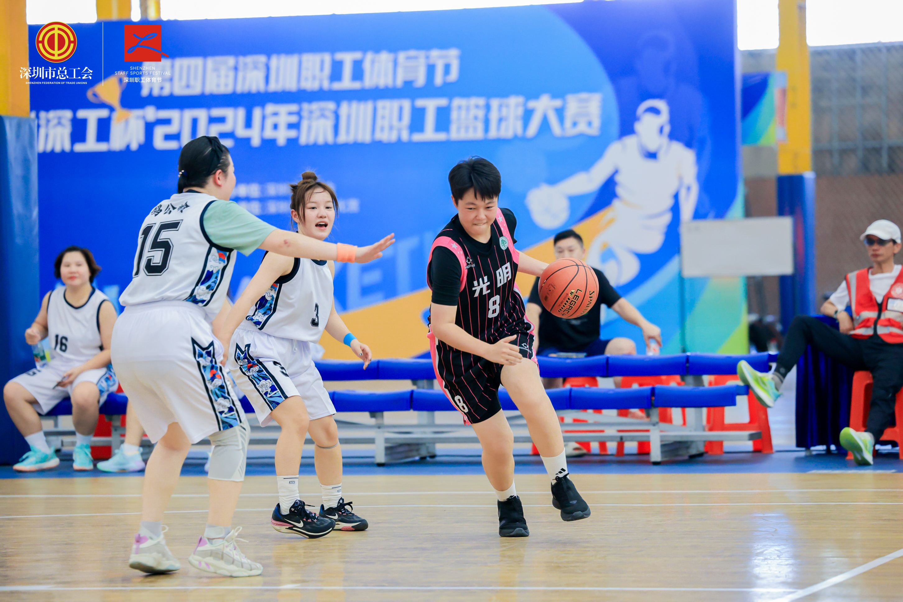 精湛的球技和团队合作在比赛中展现出来 精湛的球技和团队合作在比赛中展现出来