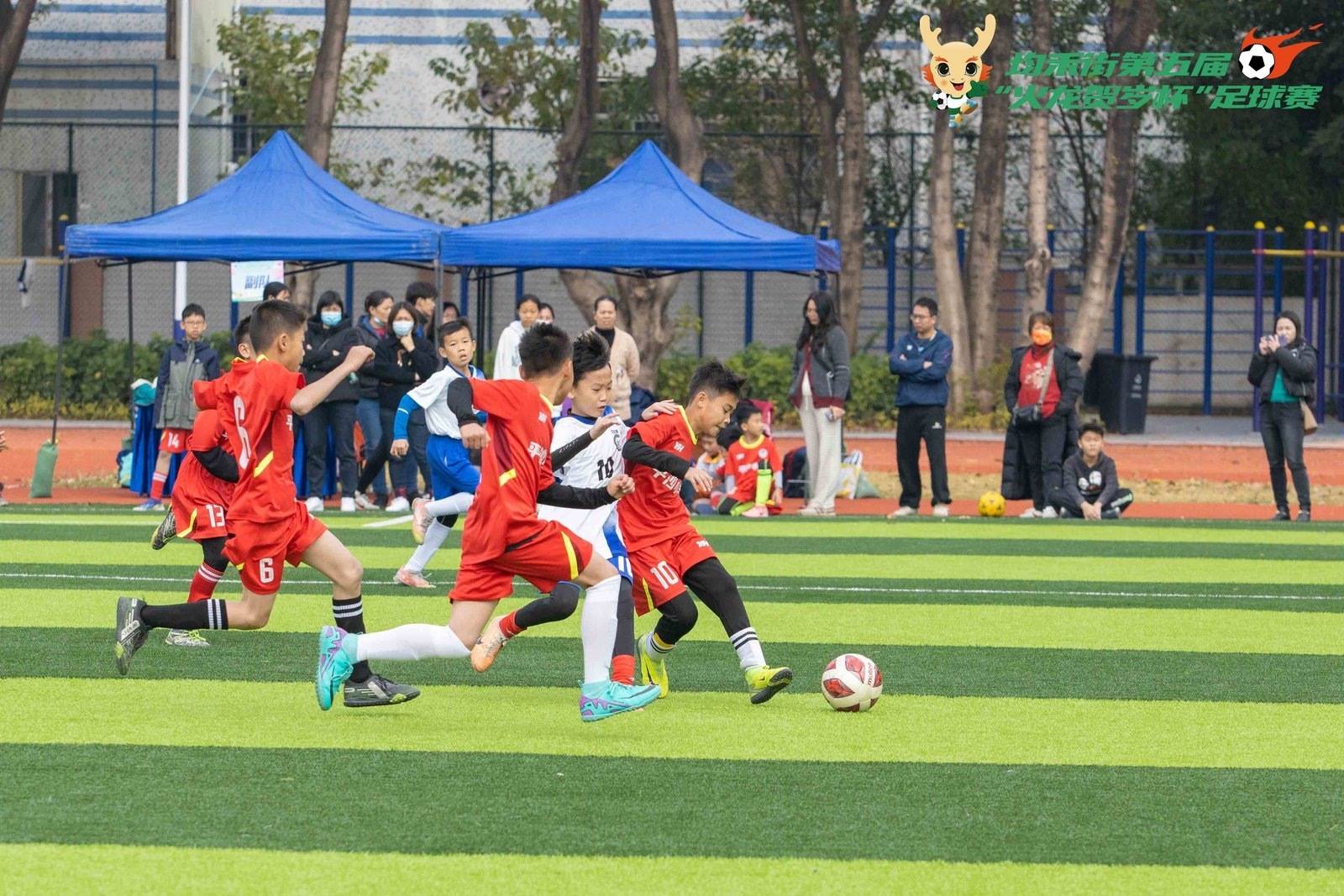 紧张刺激!足球比赛现场火爆的瞬间 紧张刺激!足球比赛现场火爆的瞬间