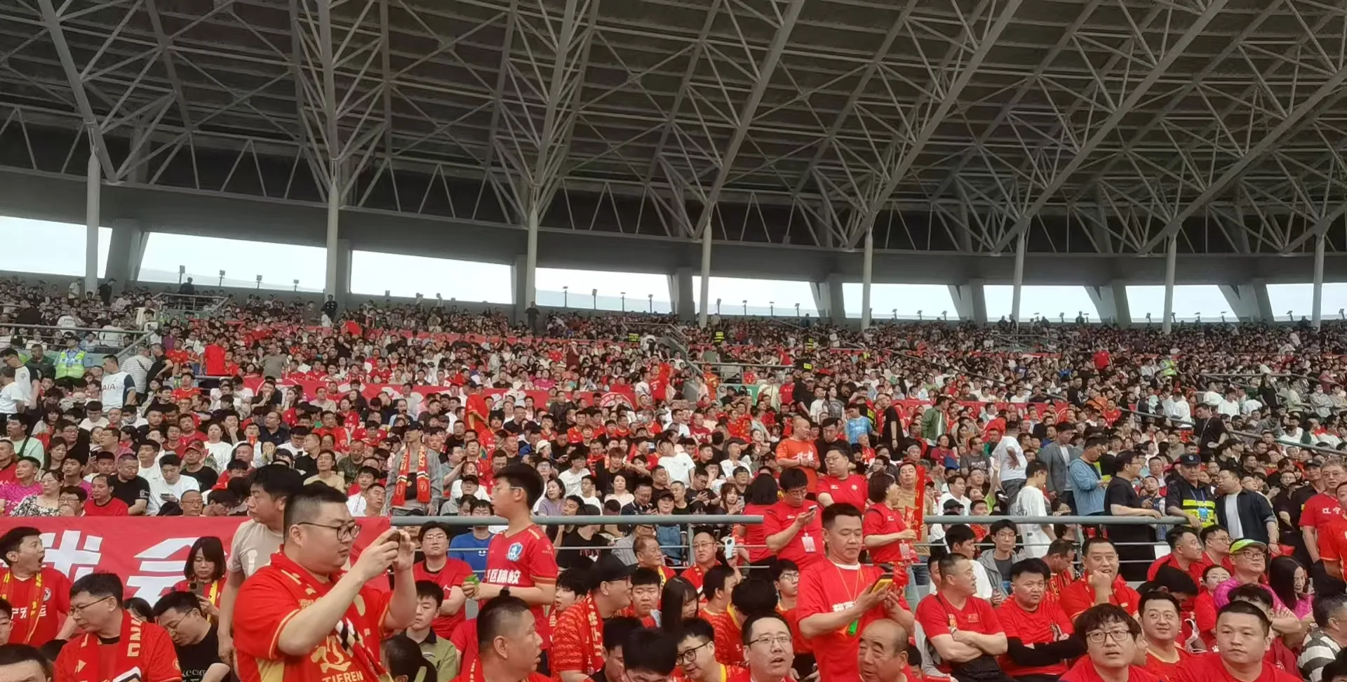 新赛季开幕战激情上演，球迷欢呼雀跃的简单介绍