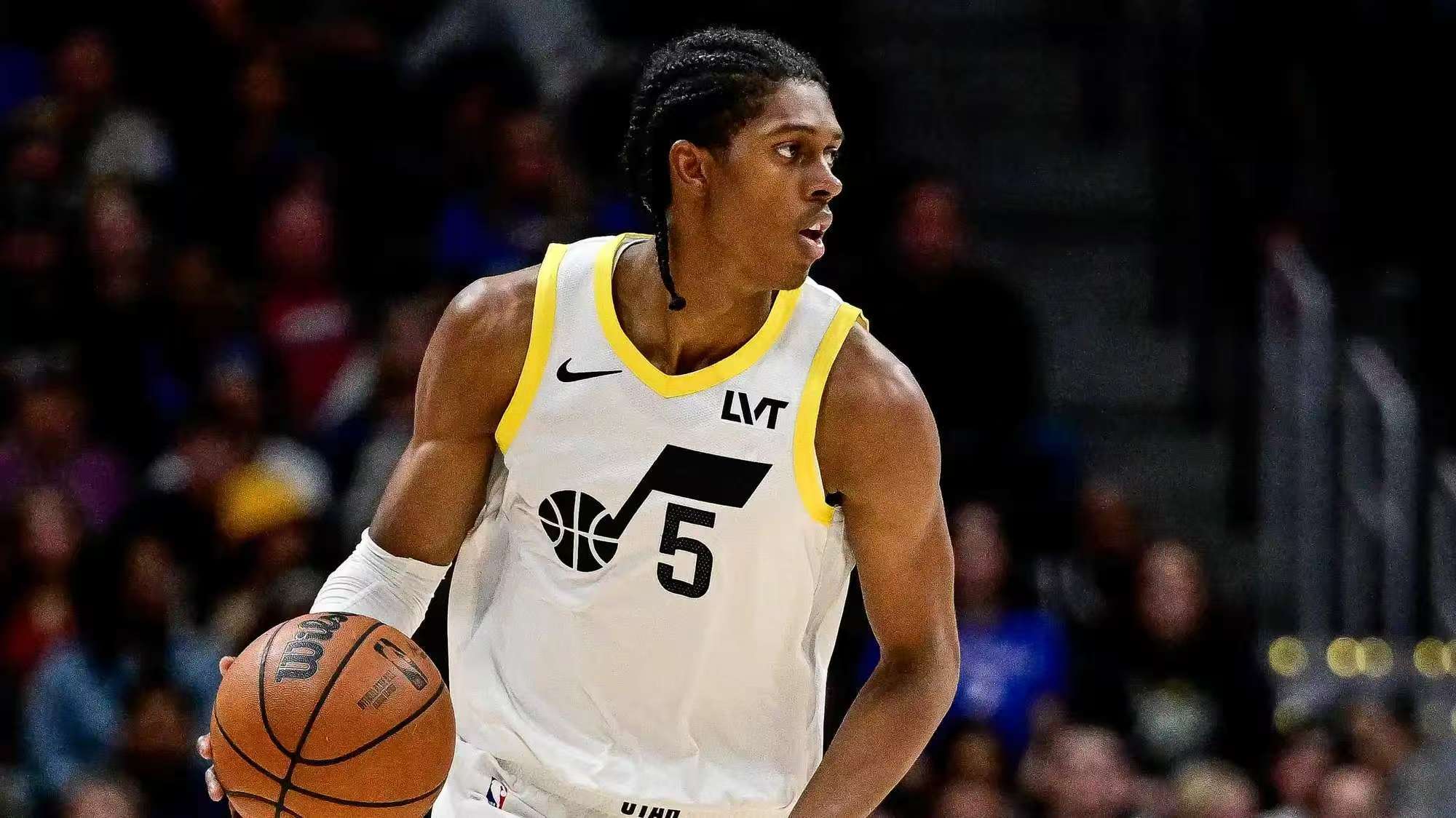 新秀球员崭露头角，关键时刻挺身而出！