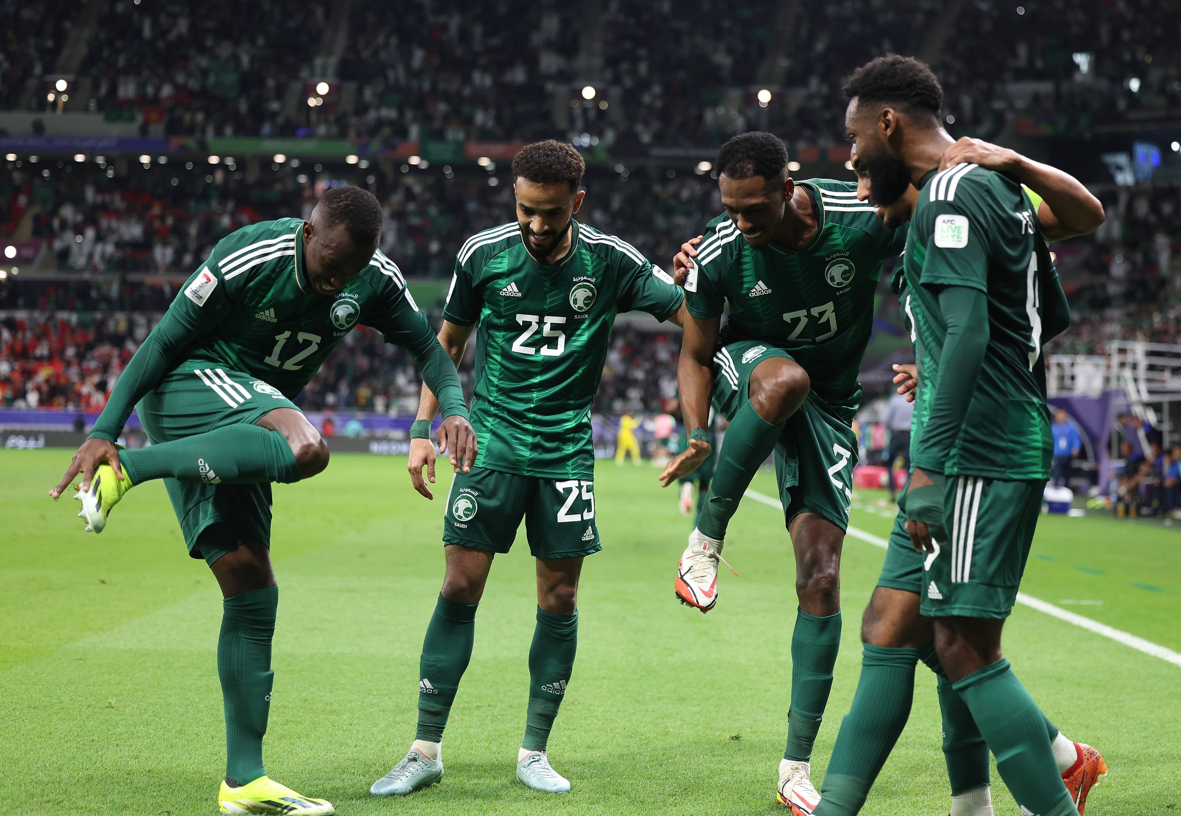 亚洲足球巨星展现实力,引爆赛场激情 亚洲足球巨星展现实力,引爆赛场激情