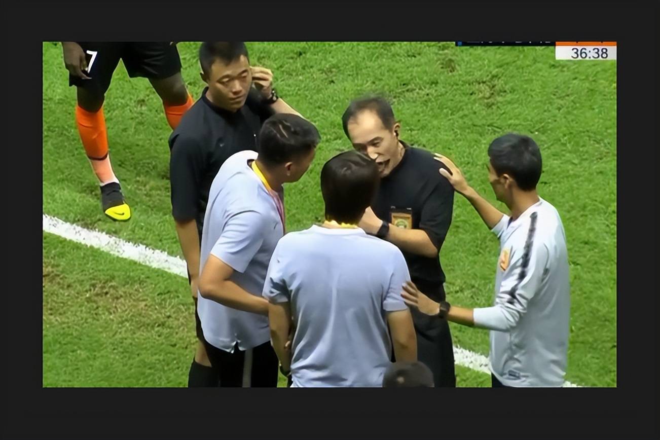 裁判判罚争议不断,现场气氛紧张混乱 裁判判罚争议不断,现场气氛紧张混乱