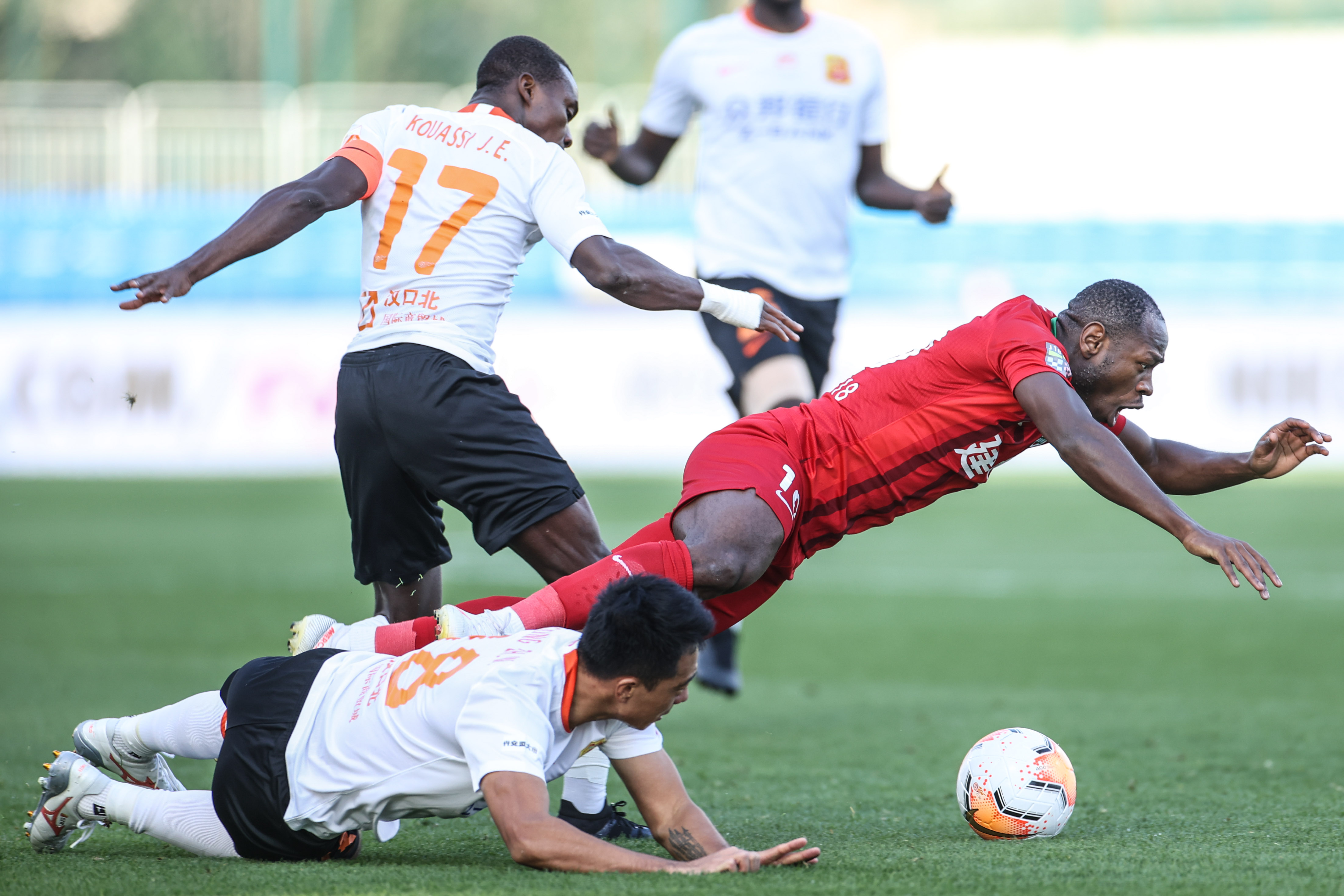 河南建业客场不敌武汉卓尔，遗憾失分下滑排名的简单介绍