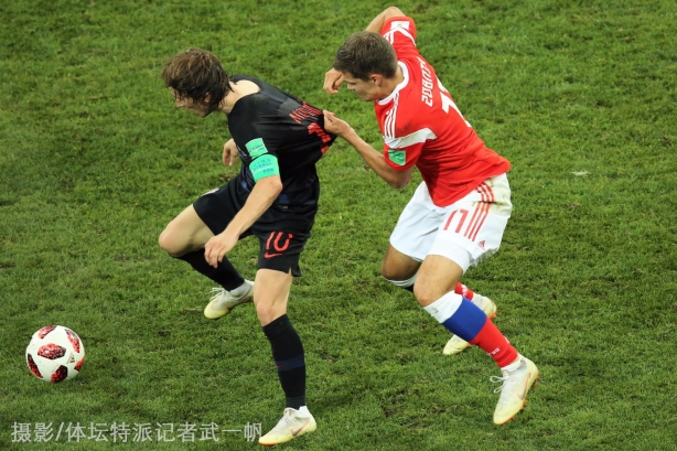 包含美国网球队险胜德国网球队，穆雷完成帽子戏法的词条