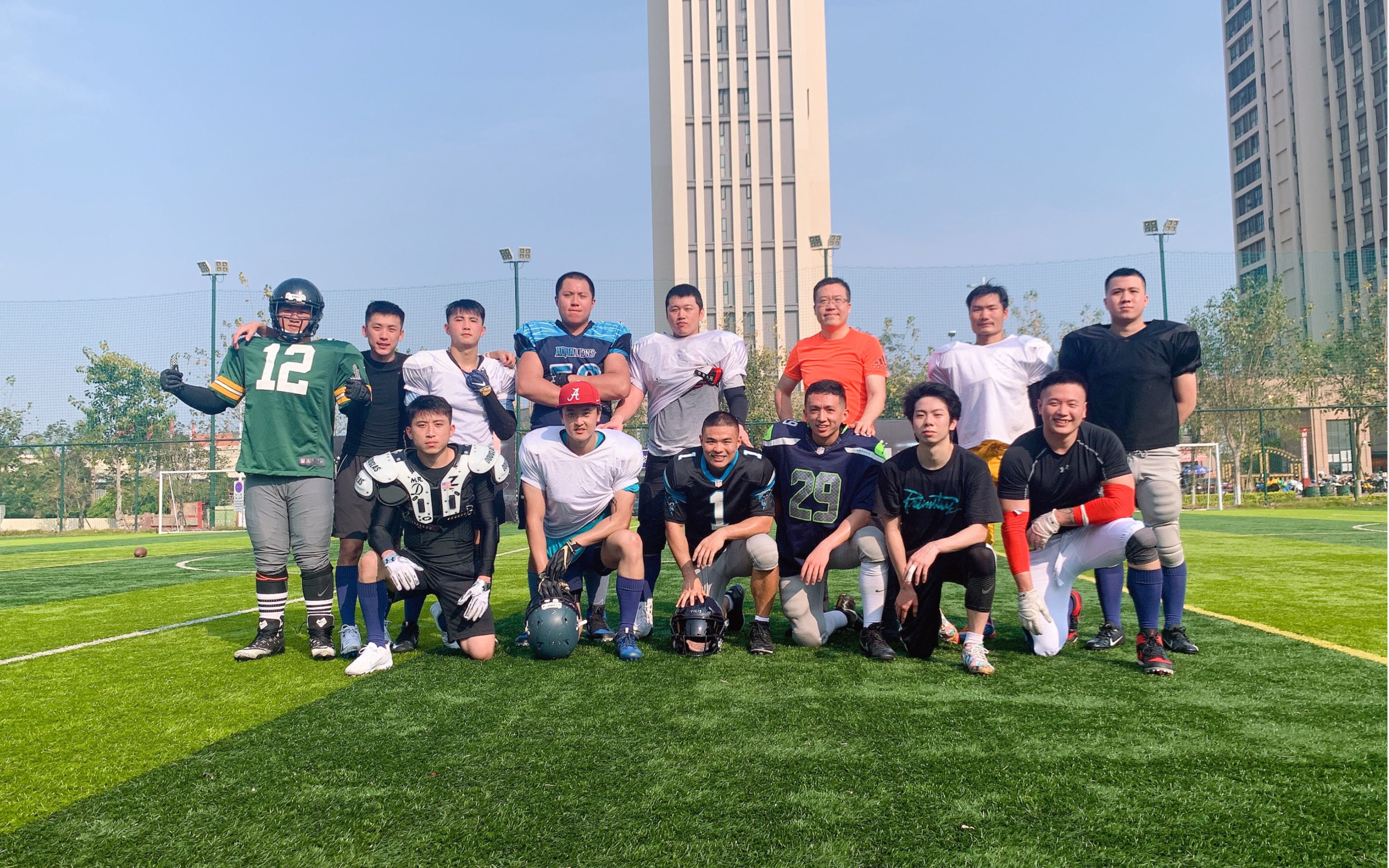 包含橄榄球场外新闻不断，话题热度爆表的词条