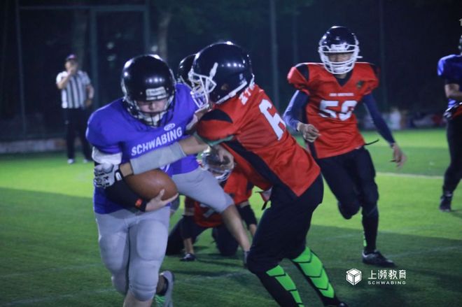 包含橄榄球场外新闻不断，话题热度爆表的词条